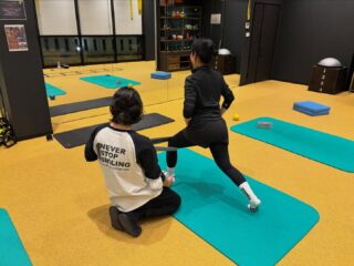 こんにちは！
本日2本目はアクティブウォームアップ&ストレッチの様子をお届けします。
⁡
こちらのイベントでは腹筋や体幹、スクワットなどの自重トレーニングを行いながら身体の使い方を学ぶことができます。また、スタジオにあるトレーニング器具を使いトレーニングを行うこともあります。

ぜひお気軽にご参加ください！
(イベント参加料¥1,500が発生いたします)