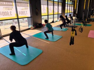 こんにちは！
今回はヒートイベントの様子をお届けします。
⁡
ヒートイベントではスクワットや腕立て、腹筋運動など様々な種目を用いて全身を動かしております。時には局所的に追い込みをかけてトレーニングを行うこともあります。

体力をつけたい方、ダイエットで代謝を上げたい方などぜひご参加ください！！