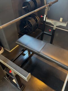 こんにちは。
ベンチプレス台の頭部分が破れていたので、業者様に修理していただきました！

スタッフ一同、皆様に気持ちよくご利用いただけるよう日々点検や清掃に努めてまいります。
今後もよろしくお願いします！！