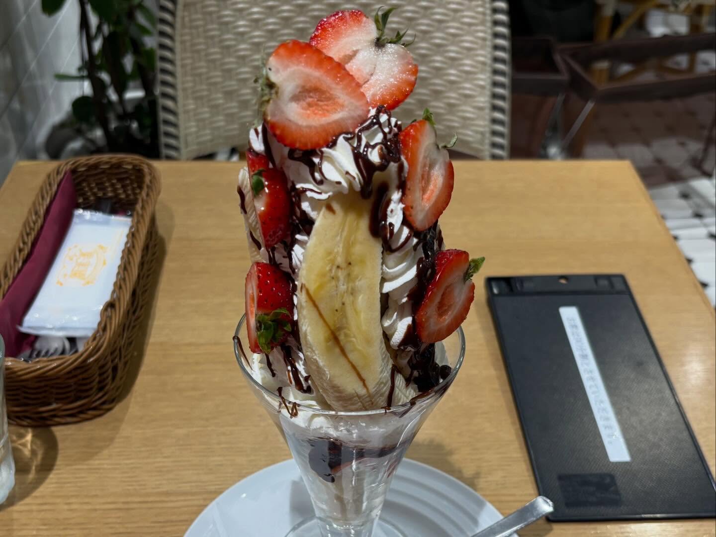 こんにちは！
とあるスタッフが休日に食べたパフェになります。

鶏ムネや卵ばかりだと思いましたか？
実はこのような品も食べてます♪♪
今回は果実園リーベルというお店で食べたのですが、非常に美味でした…また食べたい！