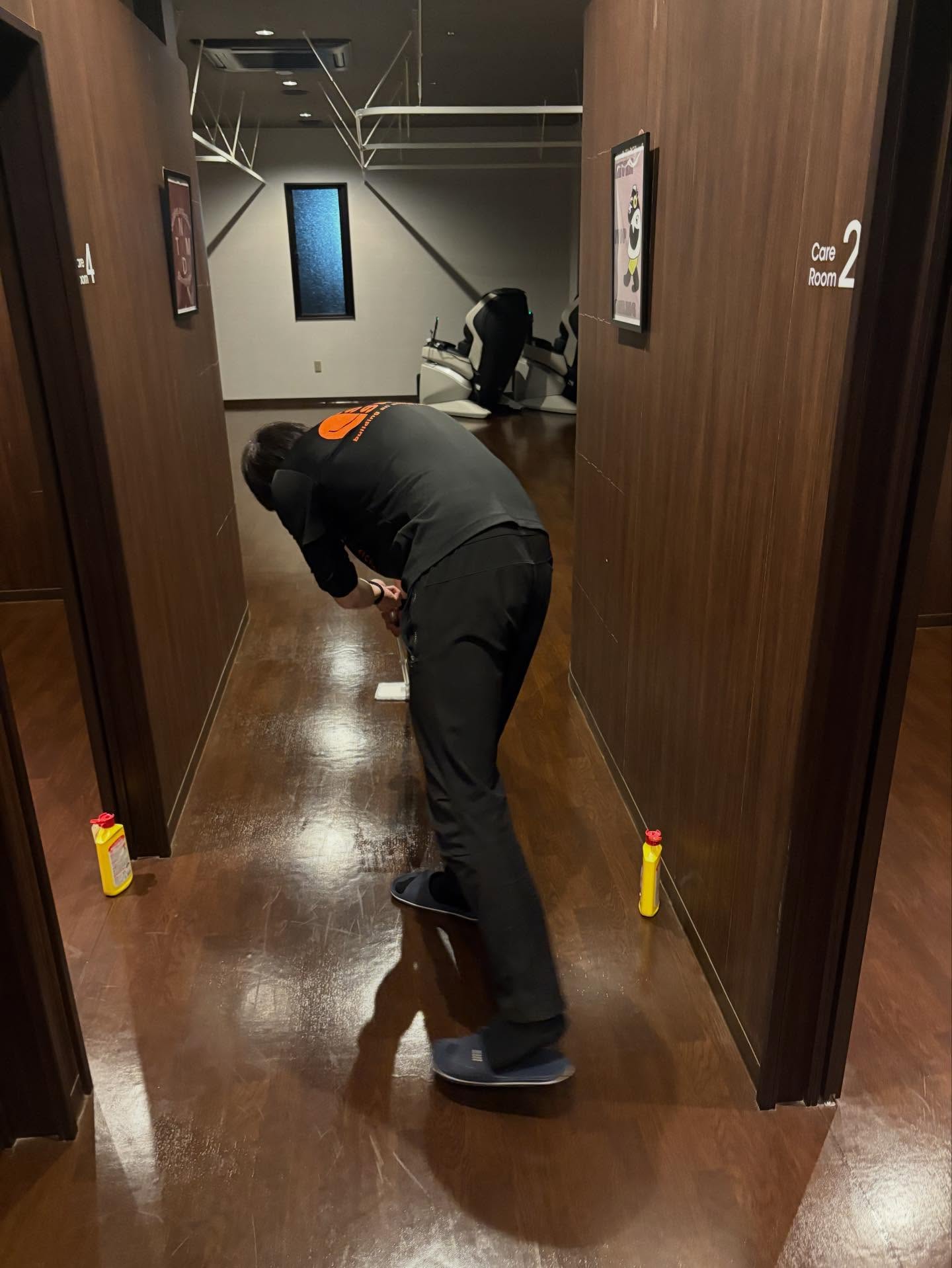 本日整体と更衣室のワックス掛けを行いました！
みなさん良いお年をお迎えください！