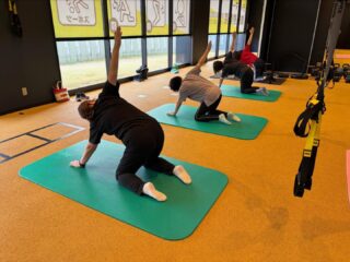 ⁡こんにちは！今回は肩関節のイベントの様子をお届けします。

肩関節のイベントでは、主に肩周りのストレッチや肩甲骨エクササイズを行っています！
ストレッチポールを使い、簡単なストレッチをすることもあります！
⁡
肩こりや肩甲骨の動きでお悩みの方、ぜひお越しください！